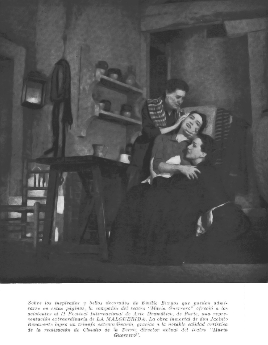 Reproducción de una página de la revista, con una foto en blanco y negro en la que se ven a tres actrices representando La malquerida en un teatro de París.