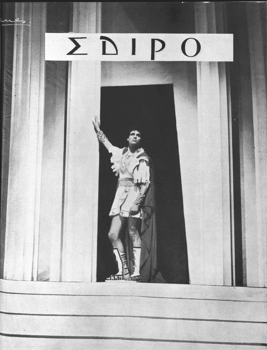 El actor Francisco Rabal en escena, con el decorado. Foto en blanco y negro